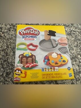 NEW PLAY-DOH Kitchen pancakes Creations Pancake Playset - Yellow Multi-Color